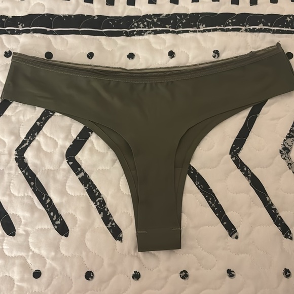 3 new pairs of thongs - Picture 6 of 11